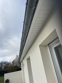 PVC et alu, protection débord de toit